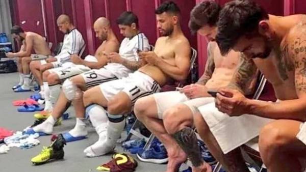 SIEMPRE CONECTADOS: Mira la foto de la Selección Argentina que dio la vuelta al mundo - Imagen 1