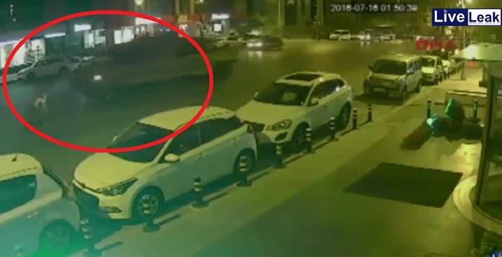 VIDEO IMPACTO: Hombre es arrollado por tanque en Turquía - Imagen 1