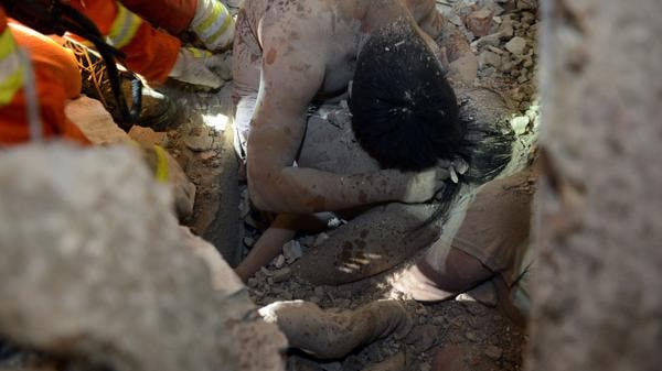 Este padre tuvo que elegir entre su vida y la de su hija mientras un edificio se derrumbaba sobre él - Imagen 1