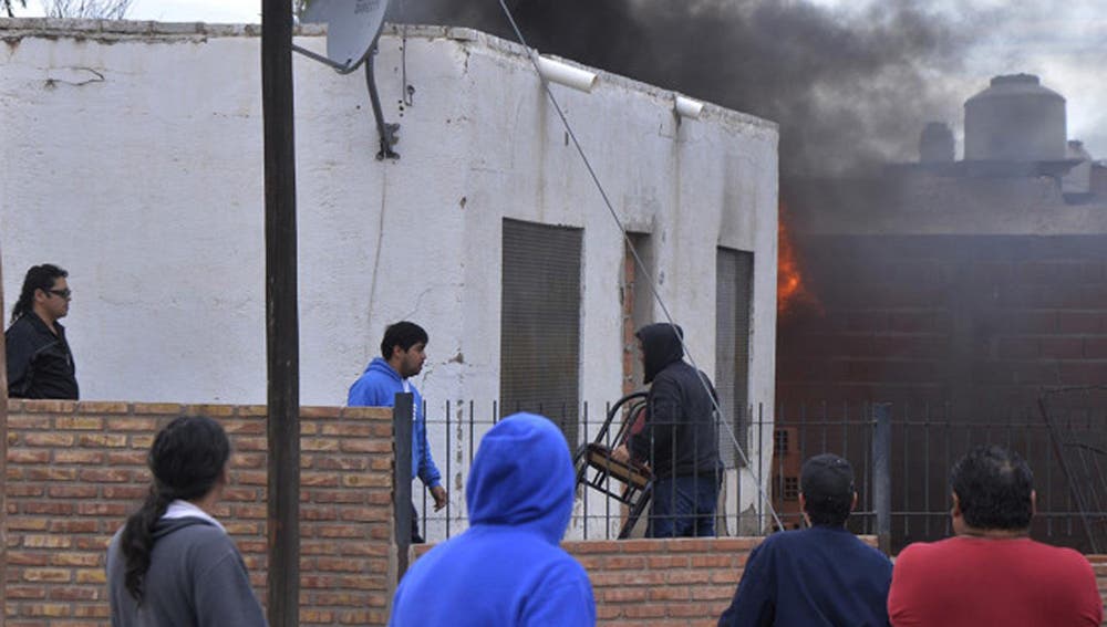 IRA. Los vecinos de la zona incendiaron la casa del atacante