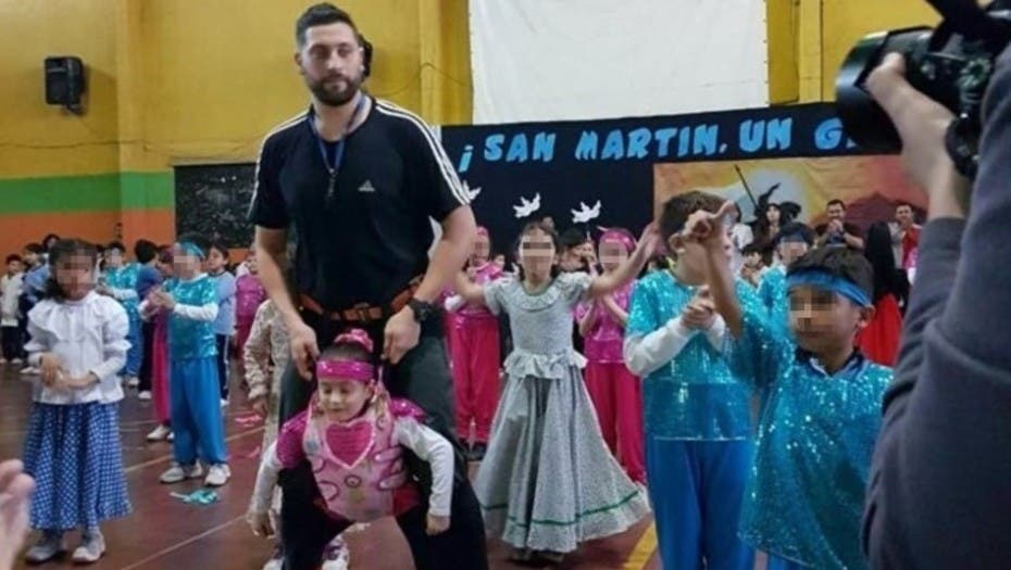 Resultado de imagen de profesor hizo bailar a niña discapacitada