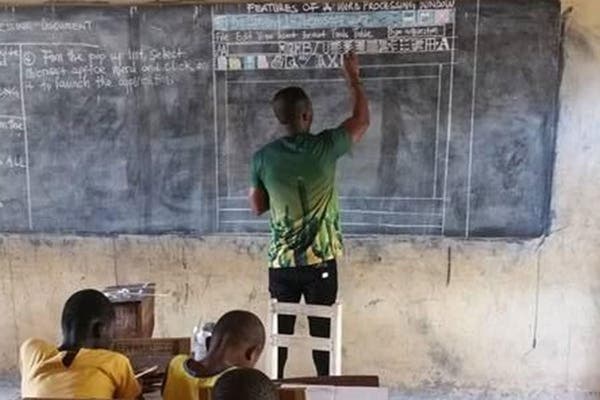 Profesor de Ghana enseña a usar Microsoft Word en un pizarrón