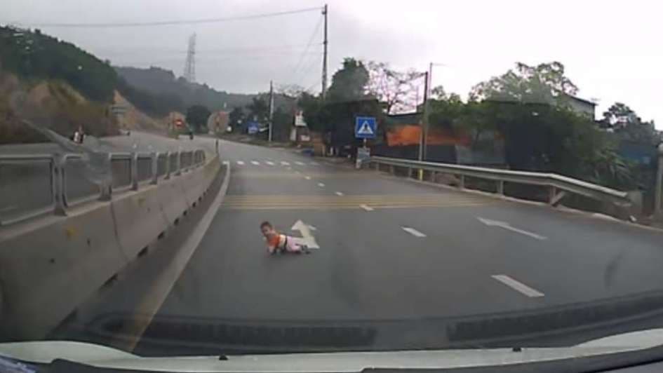 Conductores salvan la vida de un bebé que gateaba sobre una carretera Conductores salvan la vida de un bebé que gateaba sobre una carretera