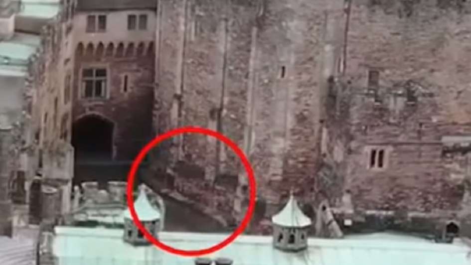 Un dron capta el fantasma de un jinete en un antiguo castillo Un dron capta el fantasma de un jinete en un antiguo castillo