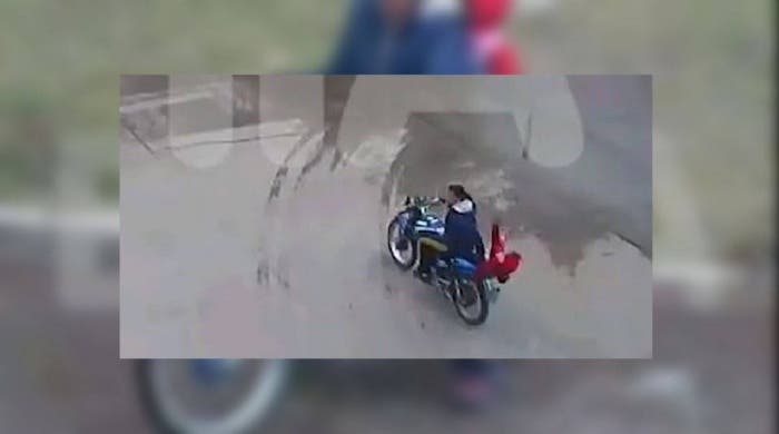 Una niña cayó sin casco de una moto que manejaba su mamá Una niña cayó sin casco de una moto que manejaba su mamá