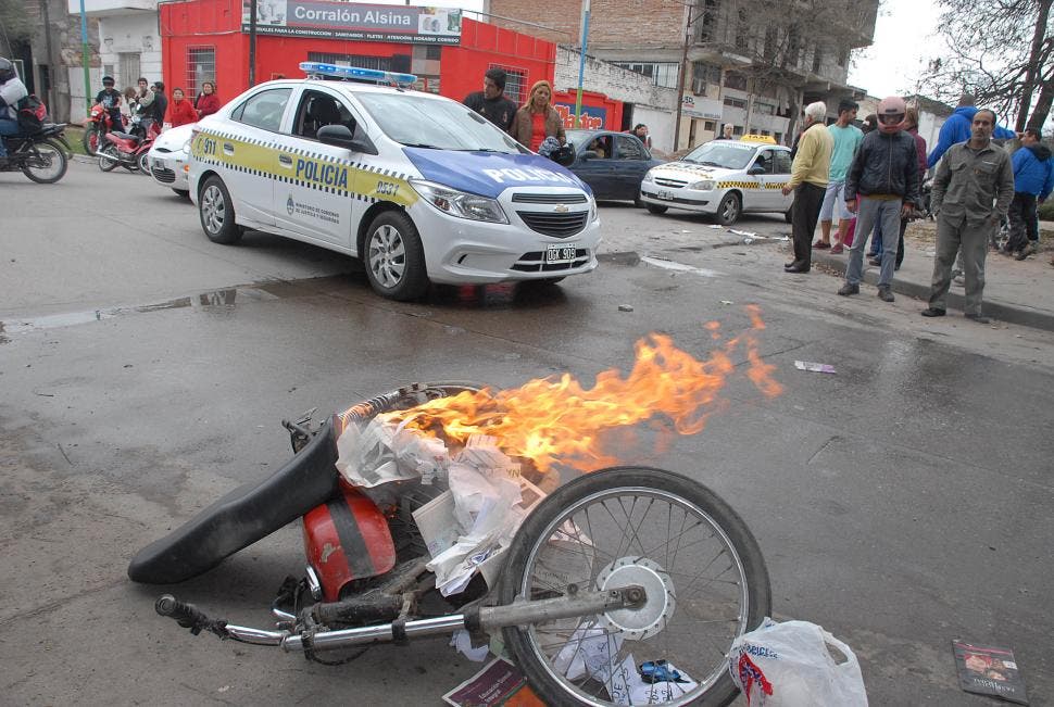 cjs News: Vecinos cazaron a un chorro y le quemaron la moto cjs News: Vecinos cazaron a un chorro y le quemaron la moto