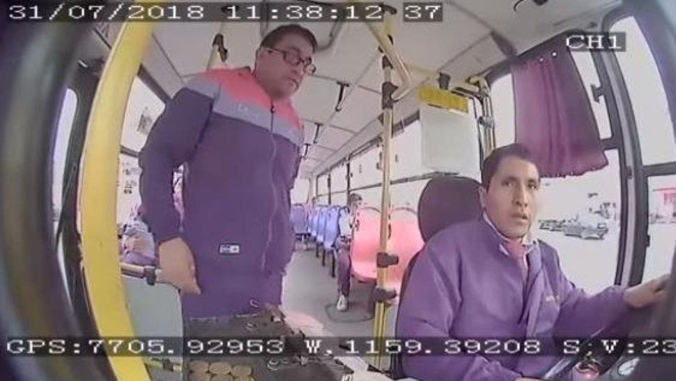 Pasajero molesto golpea a chófer por no dejarlo bajar