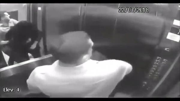Cámara en ascensor captó brutal golpiza que recibió mujer antes de morir Cámara en ascensor captó brutal golpiza que recibió mujer antes de morir