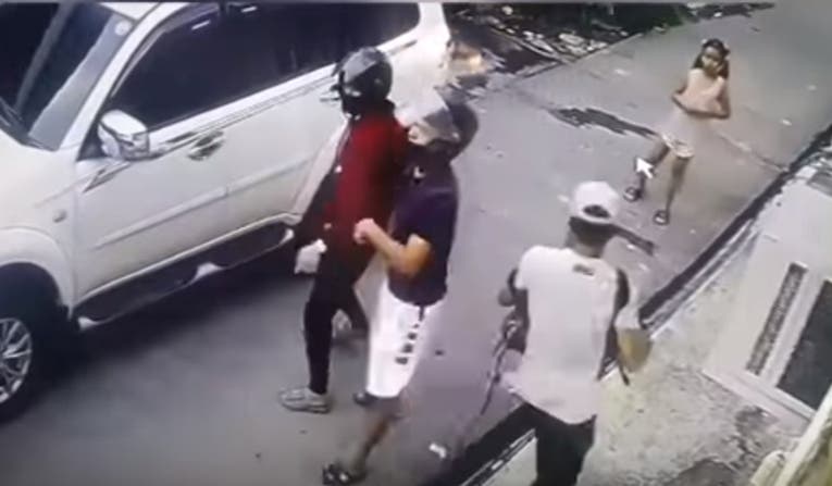 Niña enfrenta a ladrones armados después de que robaron a su padre Niña enfrenta a ladrones armados después de que robaron a su padre