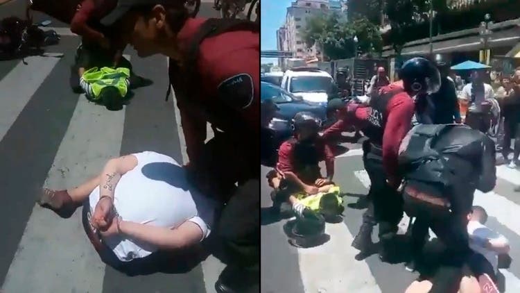 La increíble reacción de un peatón ante la detención de dos motochorros La increíble reacción de un peatón ante la detención de dos motochorros