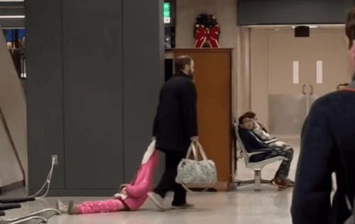 Arrastra a su hija en un aeropuerto y divide a las redes Arrastra a su hija en un aeropuerto y divide a las redes