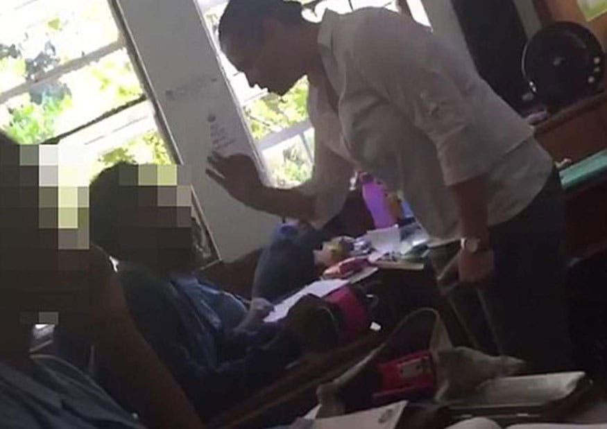 Una profesora golpeó a una alumna por usar el celular en clases Una profesora golpeó a una alumna por usar el celular en clases
