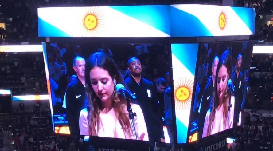 Resultado de imagen para asÃ­ sonÃ³ el himno argentino en la NBA por primera vez en la historia