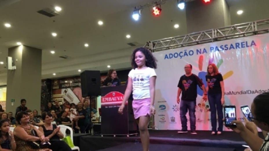 Brasil: niños para adopción desfilan en una pasarela para que los elijan Brasil: niños para adopción desfilan en una pasarela para que los elijan