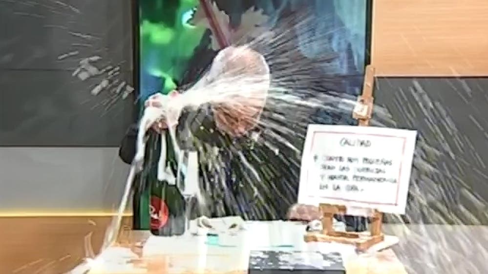 Enseñaba en televisión cómo abrir un champán y termina protagonizando vergonzosa escena Enseñaba en televisión cómo abrir un champán y termina protagonizando vergonzosa escena