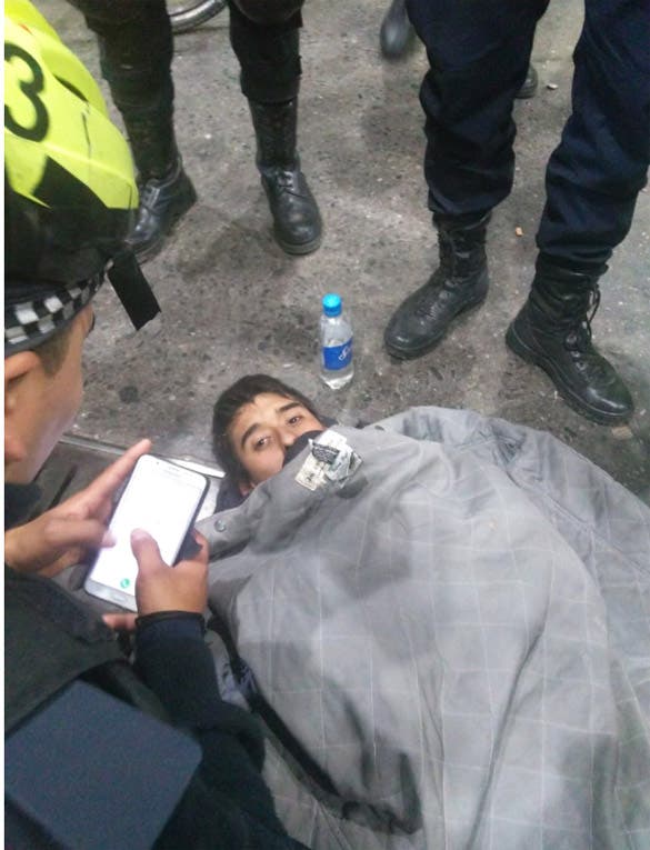 Un joven quedó atrapado adentro de una alcantarilla: fue rescatado por la policía y dio una curiosa explicación 1