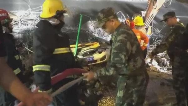 Momento en que colapsa puente y aplasta autos; 3 muertos Momento en que colapsa puente y aplasta autos; 3 muertos