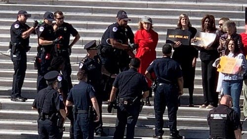 Arrestan a Jane Fonda en protesta por cambio climático