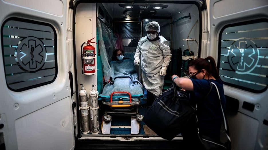Una paciente con coronavirus es trasladada en una ambulancia en la Ciudad de Buenos Aires