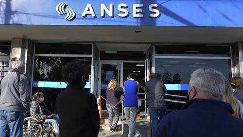 Alcanzaría a los que cobran los haberes más bajos y también lo percibirían los que cobran pensiones