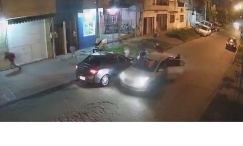 Le mostraba su auto nuevo a su familia y se lo robaron (VIDEO)