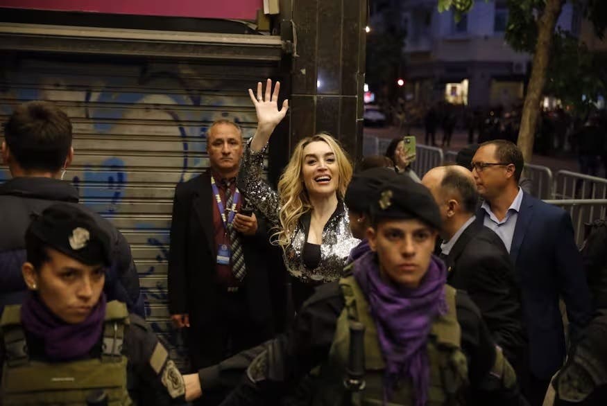 Así fue la llegada de Fátima Flórez al teatro de Mar del Plata: Javier Milei está presente para ver la obra.