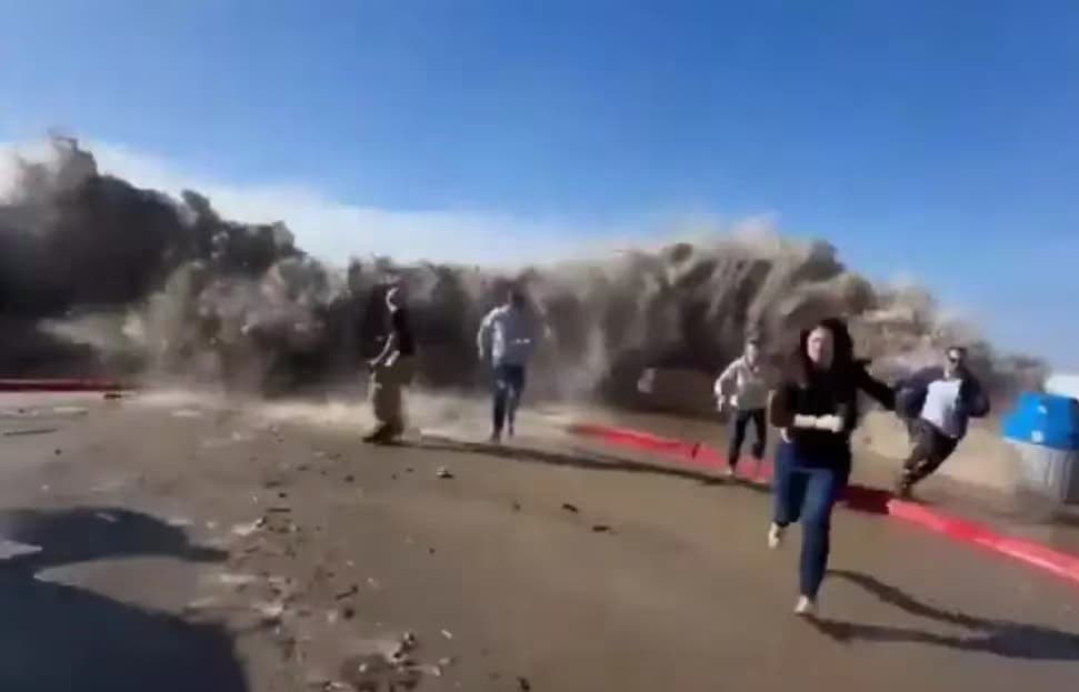 Impactante video: una ola gigante dejó al menos ocho heridos en California