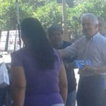 Cajero de la Caja Popular: toma cerveza mientras atiende al público y en horario de trabajo Cacho Cortalezzi lo manda a la Plaza a mendigar votos para Scioli