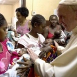 Fotos: la conmovedora visita del papa Francisco a un hospital pediátrico en África