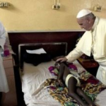 Fotos: la conmovedora visita del papa Francisco a un hospital pediátrico en África