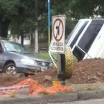 Crece el DESCONTROL en la ciudad: un auto quedó "clavado" EN UN POZO