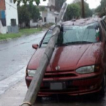 A causa del fuerte viento, un POSTE DE TELEFONO destruyó un vehículo