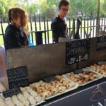 Negocio jugoso: tucumanos venden empanadas en pleno LONDRES