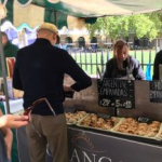 Negocio jugoso: tucumanos venden empanadas en pleno LONDRES