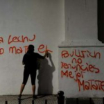 Movilización por Santiago Maldonado: encapuchados pintaron el Cabildo