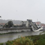 Italia: colapsa un puente en Génova, caen varios autos al vacío y ya son 35 los muertos