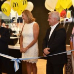 El intendente Alfaro celebró la apertura del nuevo McDonald’s que generó 80 puestos de empleo en la Capital