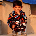 El triste presente del niño afgano famoso por camiseta de Messi
