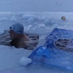 VIDEO: nadadores se metieron “en cuero” a la congelada laguna El Trébol en Bariloche
