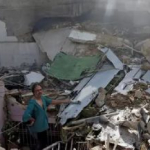 Un avión con 107 personas a bordo se estrelló en una zona residencial de Pakistán