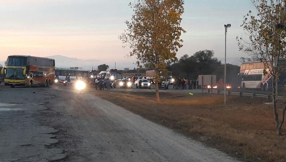BOLSEROS cortaron la ruta 9 cerca del puesto de peaje de Molle Yaco
