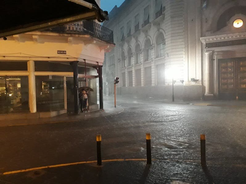 Tucumán amaneció desbordado por una impresionante tormenta con viento