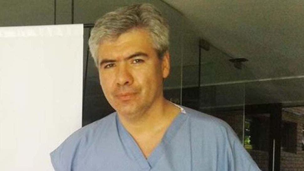 Insólito felicitan a un doctor por una neurocirugía inédita y lo echan