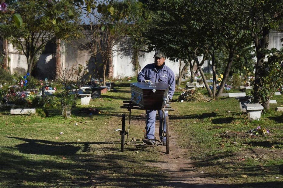 El sepulturero del cementerio del Norte puede con todo, menos con los