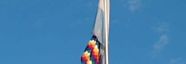 Colegio de la Universidad de Salta iza la wiphala de los pueblos originarios junto a la bandera argentina, en - Contexto