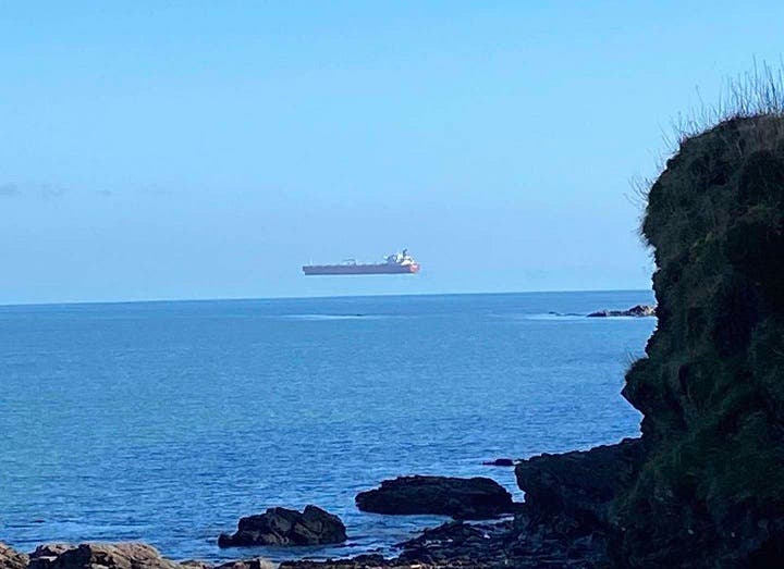 Las impactantes fotos de un barco “flotando” en el aire que se