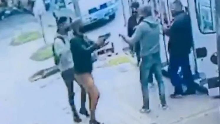 Video: ladrón asaltó al hombre que mató a su padre en un ...